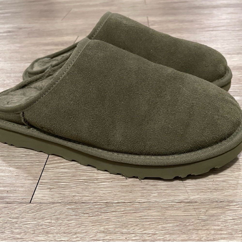 UGG classic slipper. Great condition!